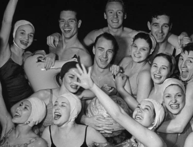 Βίντεο: Οι καλλονές στα pool party τη δεκαετία του 1930